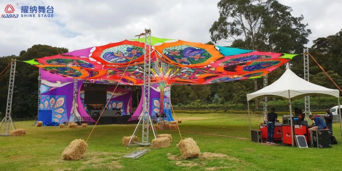 Estructura del escenario del evento benéfico en el Sadilly Sports Institute en Kenia
